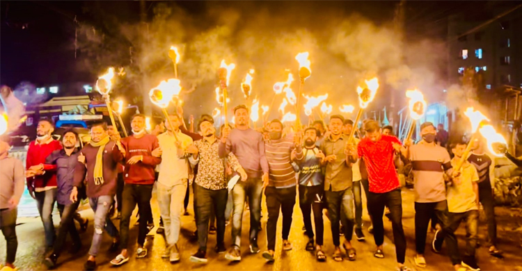 হরতালের সমর্থনে চট্টগ্রামে যুব ও ছাত্রদলের মশাল মিছিল