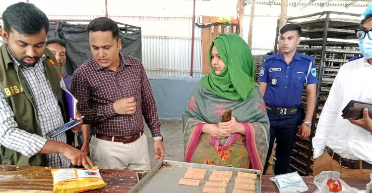 ঝিনাইদহে বেকারিতে তৈরি পণ্যে মেয়াদহীন মোড়ক, জরিমানা