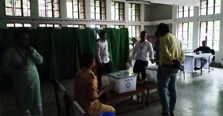 অন্ধকারে ভোট, বিদ্যুৎ বিভ্রাটের কারণ জানা নেই প্রশাসনের