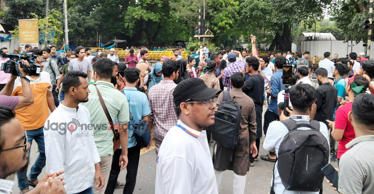 তিন দফা দাবিতে জবি শিক্ষার্থীদের আন্দোলন চলছে
