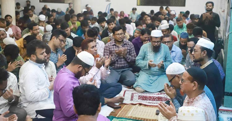 বিমান দুর্ঘটনায় নিহতদের স্মরণে জবিতে দোয়া মাহফিল
