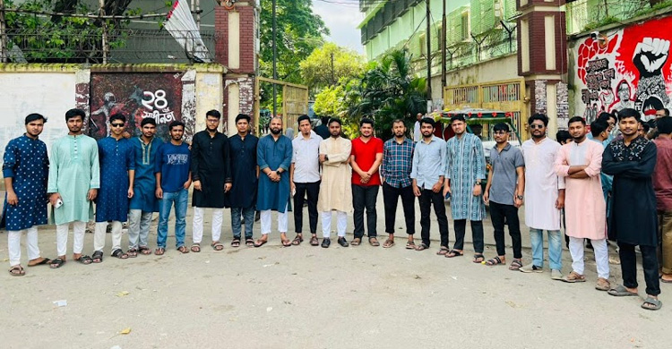 খালেদা জিয়ার জন্মদিনে পথশিশুদের খাবার বিতরণ জবি ছাত্রদলের