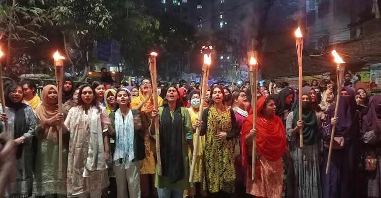 ধর্ষকদের বিচার দাবিতে তাঁতীবাজার মোড় অবরোধ জবি শিক্ষার্থীদের