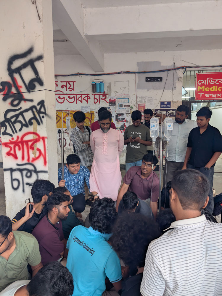 জকসু নির্বাচনসহ ৩ দাবিতে অনশনরত ৩ শিক্ষার্থী অসুস্থ