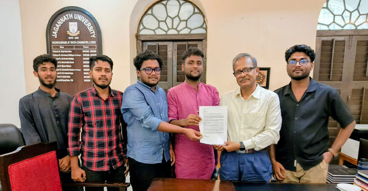 ৬ দাবিতে জবি উপাচার্যকে আপ বাংলাদেশের স্মারকলিপি