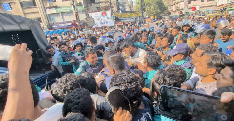 ট্রাফিক পুলিশ বক্সে জবি শিক্ষার্থীদের মারধর, আহত ৭