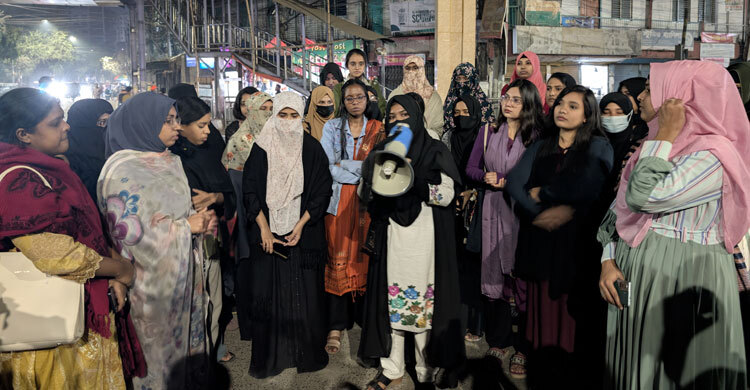 হাদির ওপর হামলার প্রতিবাদে জবি ছাত্রীদের বিক্ষোভ মিছিল