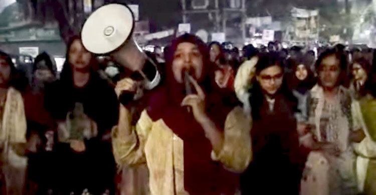 ওসমান হাদির মৃত্যুতে জবিতে শিক্ষার্থীদের বিক্ষোভ