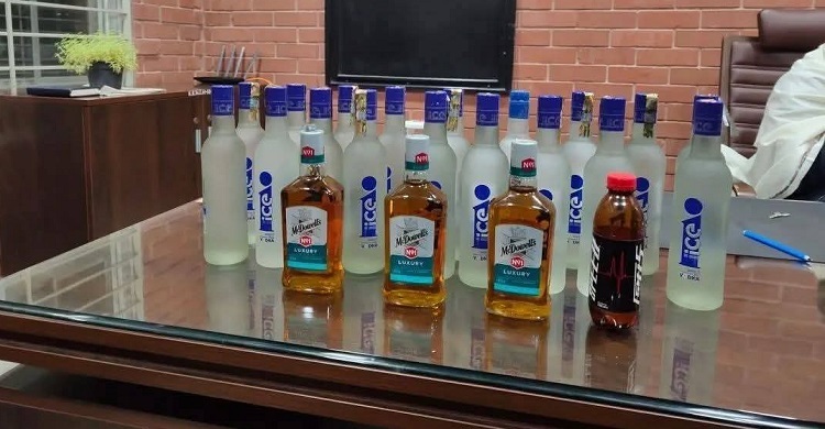 জাবির হল থেকে ২১ বোতল বিদেশি মদ উদ্ধার, এক শিক্ষার্থী আটক