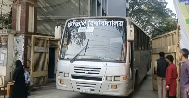 জবির স্টাফ বাসে শিক্ষার্থীদের হেনস্তা- ‘এই বাস তোমাদের জন্য না’