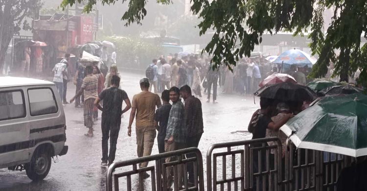 সড়ক ছাড়েননি জবি শিক্ষার্থীরা, সতর্ক অবস্থানে পুলিশ