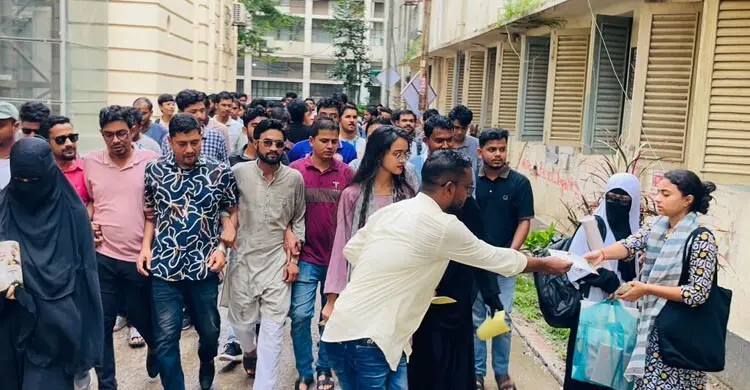 সবুজ ক্যাম্পাস গড়তে জবি ছাত্রদল নেতার সচেতনতামূলক লিফলেট বিতরণ
