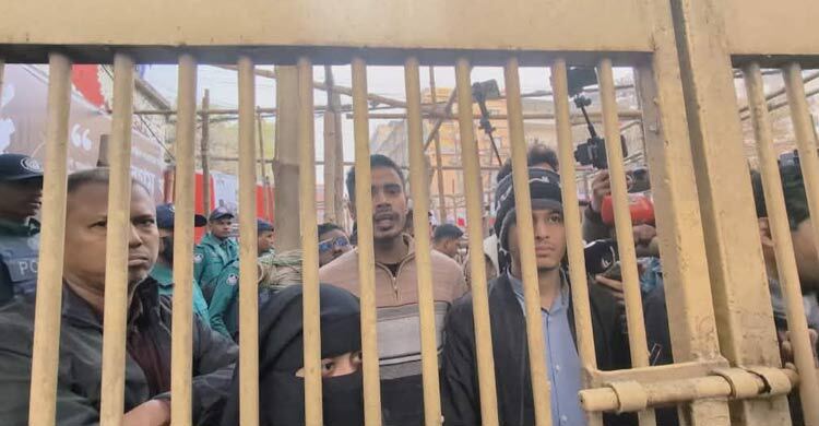 তিনটা বাজতেই গেট বন্ধ, কেন্দ্রে ঢুকতে পারেননি অনেকেই