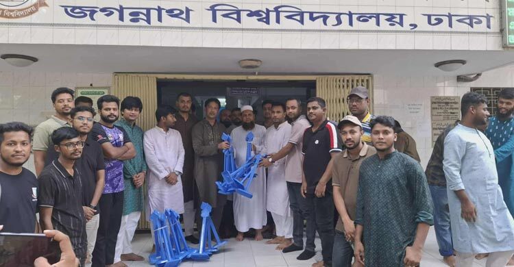 জবি কেন্দ্রীয় মসজিদে ৩০টি সুতরা উপহার দিলেন ছাত্রদল নেতা