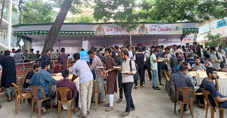 নবীন শিক্ষার্থীদের আগমনে জবি শিবিরের দিনব্যাপী ফল উৎসব