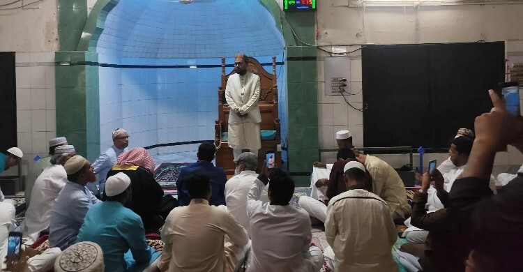 জবিতে ঈদ জামাতে ইমামতি করলেন উপাচার্য