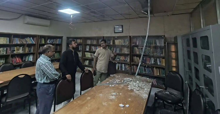 জবিতে ছাদের পলেস্তারা খসে ২ শিক্ষার্থী আহত, শিক্ষার্থীদের বিক্ষোভ