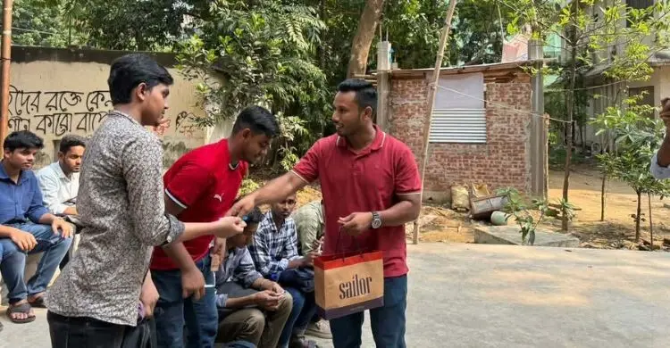 জবির নবীন শিক্ষার্থীদের হাতে উপহার তুলে দিলেন ছাত্রদল নেতা