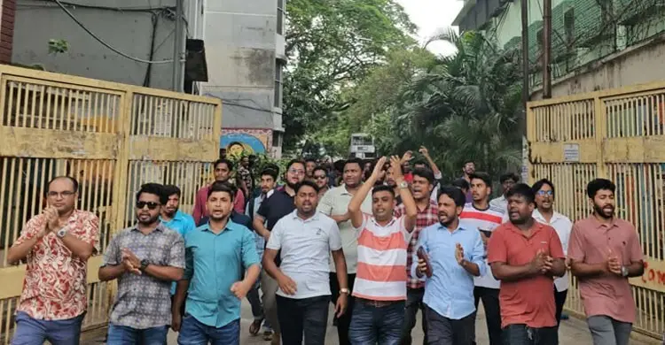 ছাত্রলীগের অপতৎপরতার অভিযোগে জবি ছাত্রদলের বিক্ষোভ