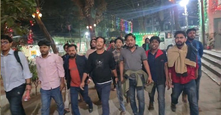 পাকিস্তানের পতাকা আঁকাকে কেন্দ্র করে উত্তেজনা, ২ সাংবাদিক আহত