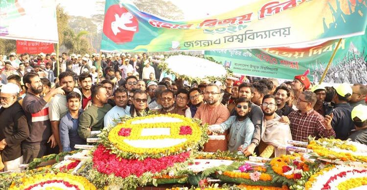 জাতীয় স্মৃতিসৌধে জবি উপাচার্যের শ্রদ্ধা নিবেদন