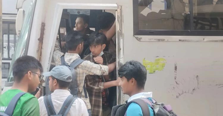 জবির বাসে জায়গা হয়নি অধিকাংশ শিক্ষার্থীর