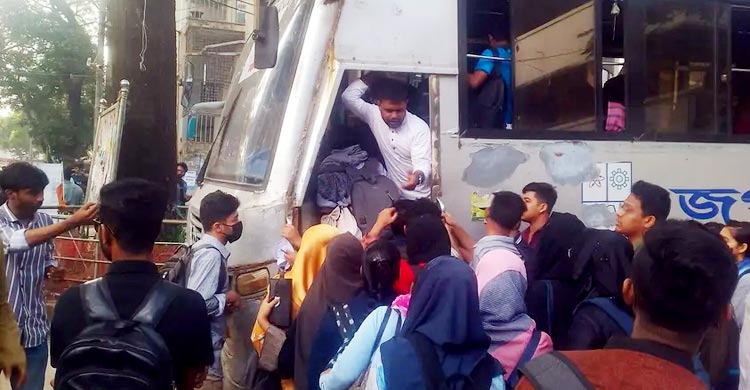 জবির বাসে জায়গা হয়নি অধিকাংশ শিক্ষার্থীর