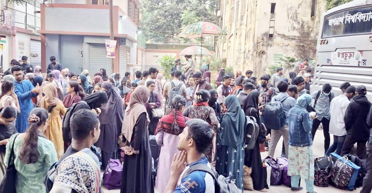 জবির বাসে জায়গা হয়নি অধিকাংশ শিক্ষার্থীর