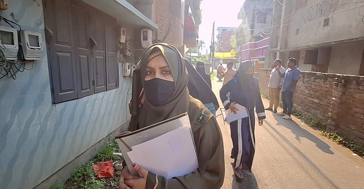 মেডিকেল অফিসারের বাসায় চাকরিপ্রার্থীরা, ভিডিও ভাইরাল