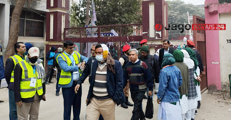 কড়া নজরদারিতে ক্যাম্পাসে শিক্ষক-কর্মকর্তাদের প্রবেশ