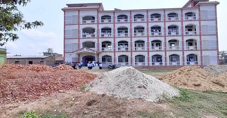 বিদ্যালয় মাঠে ইট-খোয়ার স্তূপ, খেলাধুলা বন্ধ