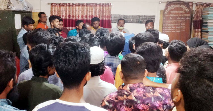 জয়পুরহাটে সাব-রেজিস্ট্রি অফিস ঘেরাও করে বিক্ষোভ