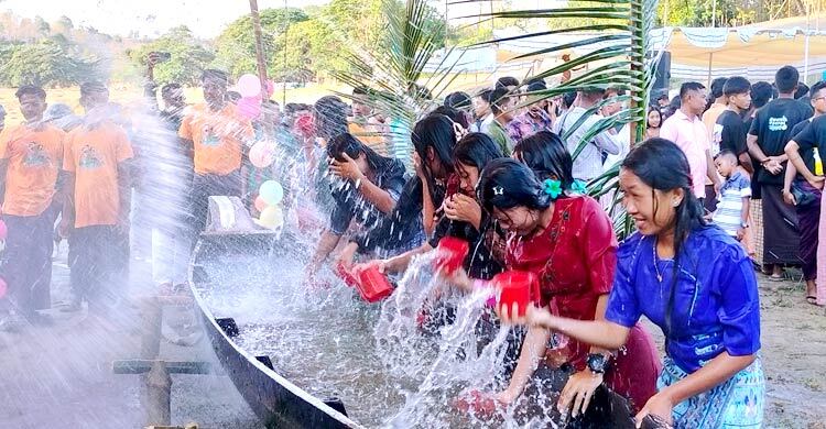 বান্দরবানে জলকেলিতে মাতোয়ারা তরুণ-তরুণীরা