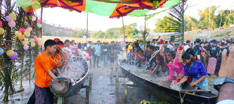 বান্দরবানে জলকেলিতে মাতোয়ারা তরুণ-তরুণীরা