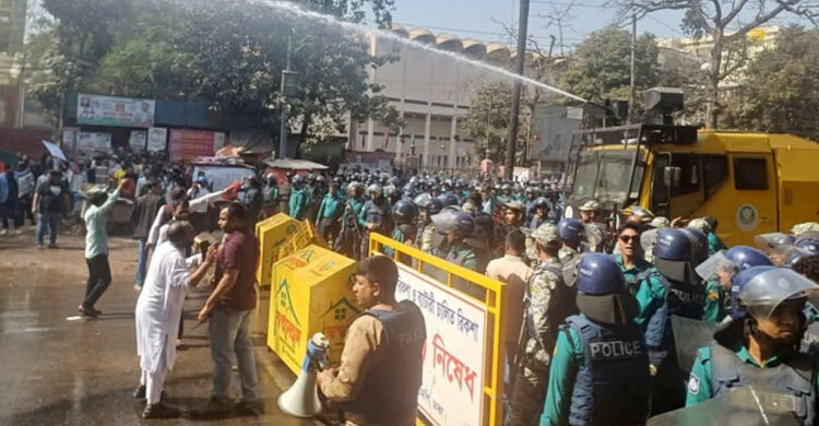শাহবাগে পুলিশের বাধার মুখে সরকারি কর্মচারীরা, ছত্রভঙ্গে জলকামান