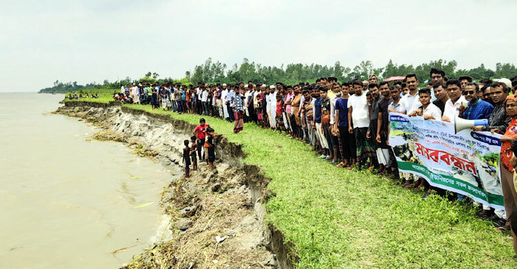 সিরাজগঞ্জে যমুনার ভাঙন, বাঁধ নির্মাণের দাবি এলাকাবাসীর