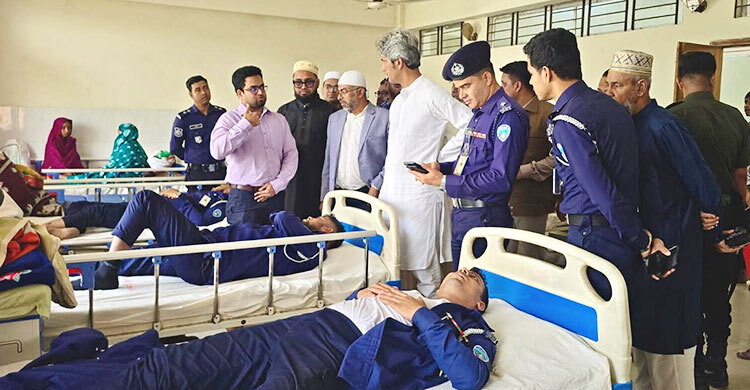 প্রতিমন্ত্রীকে গার্ড অব অনার দিতে যাওয়ার পথে পুলিশের গাড়ি খাদে, আহত ৮