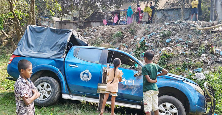 প্রতিমন্ত্রীকে গার্ড অব অনার দিতে যাওয়ার পথে পুলিশের গাড়ি খাদে, আহত ৮