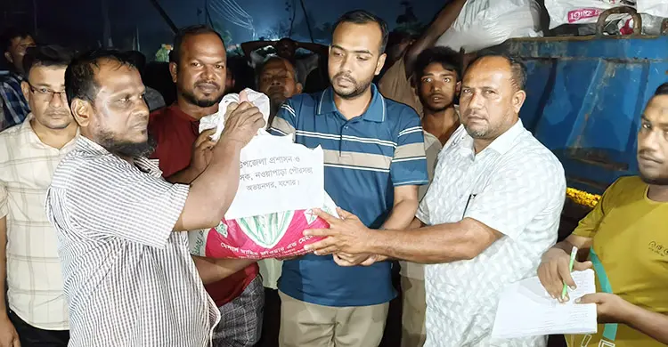 পানিবন্দি ৩০০ পরিবার: রাতে বাড়ি বাড়ি গিয়ে খাদ্য সহায়তা দিলেন ইউএনও