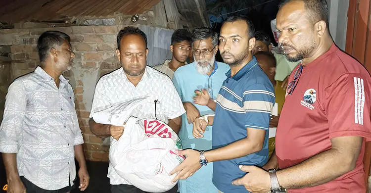 পানিবন্দি ৩০০ পরিবার: রাতে বাড়ি বাড়ি গিয়ে খাদ্য সহায়তা দিলেন ইউএনও
