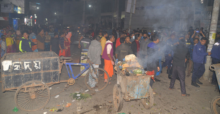 বিদ্যুৎ সংযোগ বিচ্ছিন্ন, সড়কে ময়লা ফেলে হরিজনদের বিক্ষোভ