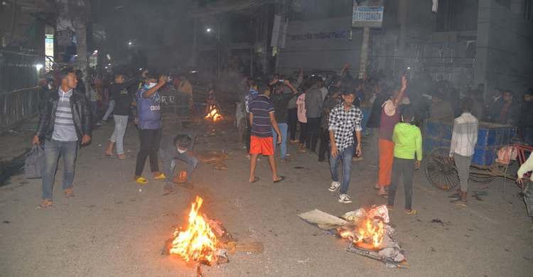 বিদ্যুৎ সংযোগ বিচ্ছিন্ন, সড়কে ময়লা ফেলে হরিজনদের বিক্ষোভ
