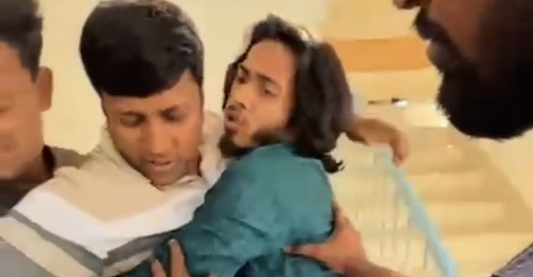 ঘুসের টাকাসহ নির্বাচন অফিস সহকারীকে ইউএনও’র কাছে নিয়ে গেলেন যুবক