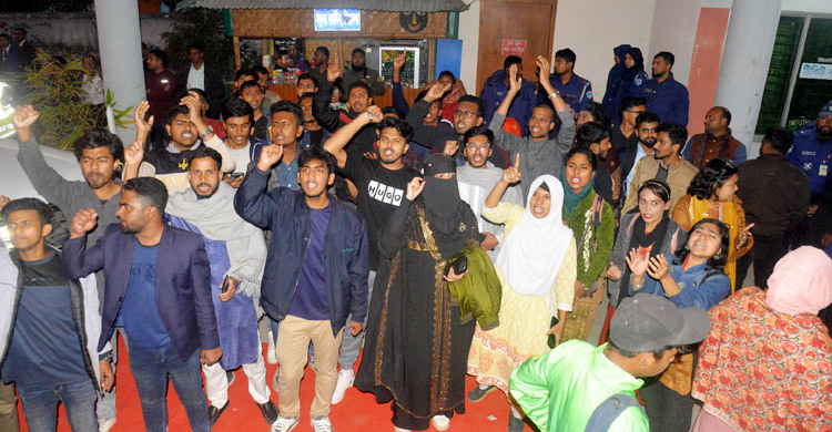 মঞ্চে ছাত্র প্রতিনিধির চেয়ার না রাখায় অনুষ্ঠান বয়কট করে বিক্ষোভ