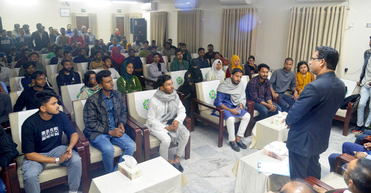 মঞ্চে ছাত্র প্রতিনিধির চেয়ার না রাখায় অনুষ্ঠান বয়কট করে বিক্ষোভ