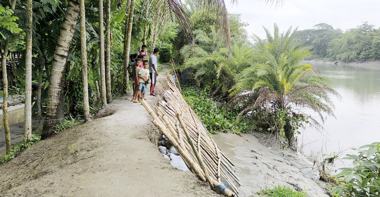 বাঁধ ভেঙে প্লাবিত হওয়ার শঙ্কায় তিন গ্রামের মানুষ