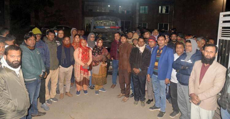 প্রাথমিক শিক্ষা কর্মকর্তা আটক, প্রতিবাদে দুদক কার্যালয় ঘেরাও