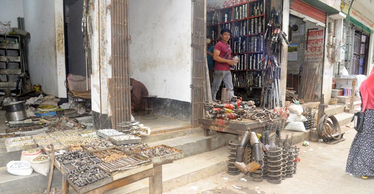 লোহাপট্টি থেকে হারিয়ে যাচ্ছে লোহা!