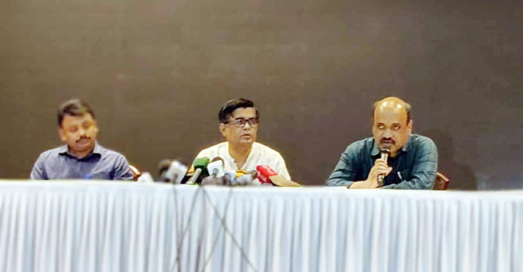 চট্টগ্রাম বন্দরে জট কমাতে দীর্ঘদিন পড়ে থাকা ১০০০ কনটেইনার বিক্রি