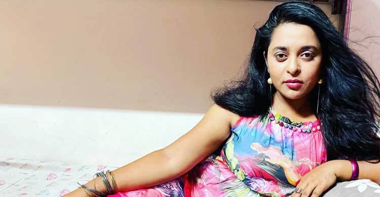 বই পড়ে, কুকুরের সঙ্গে গল্প করে কাটছে জ্যোতিকা জ্যোতির
